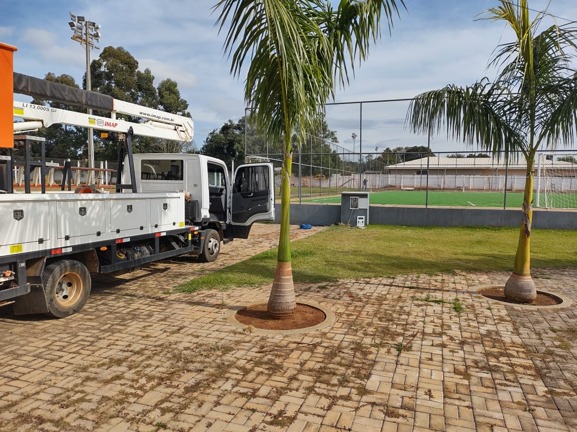 Após furto, Secretaria de Obras recoloca fios no Complexo Esportivo Homero de Mello em Tibagi