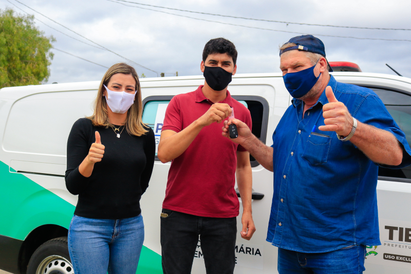 Deputada e Prefeitura de Tibagi entregam ambulância para São Bento