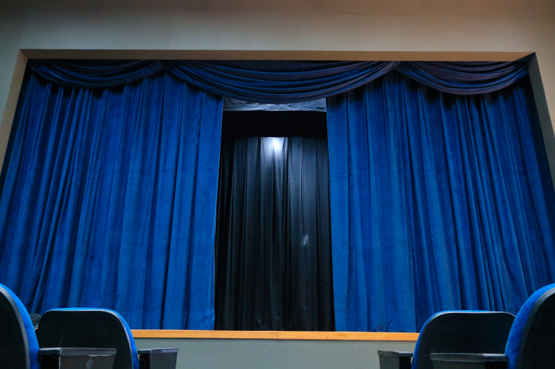 Teatro “Tia Inália”, em Tibagi, conta agora com cortinas cênicas