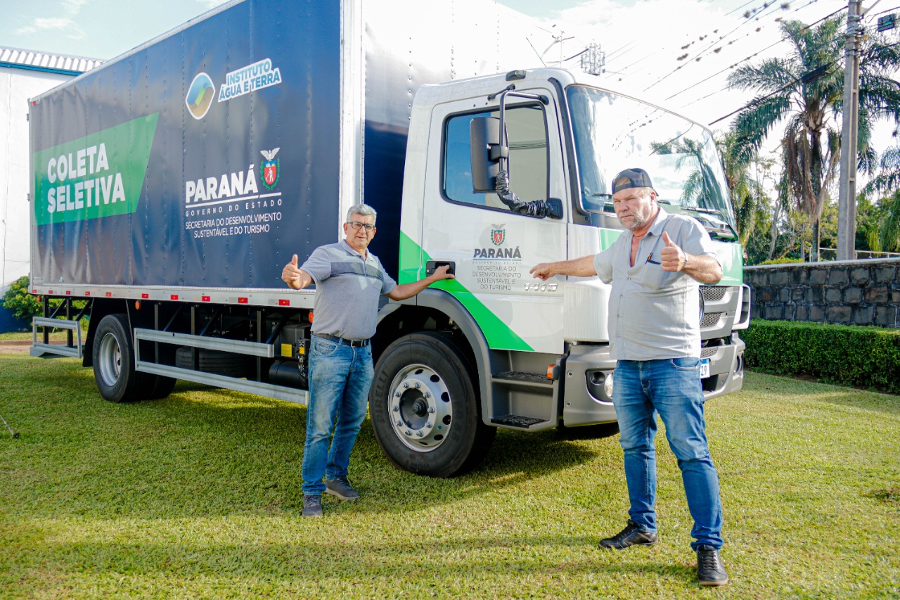 Tibagi recebe caminhão baú do Governo do Paraná para coleta de recicláveis 