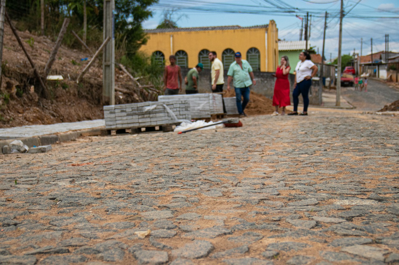 Pavimentação na vila São José em Tibagi atinge 80% de conclusão